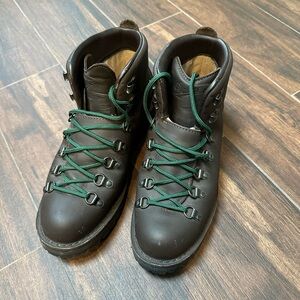 Danner Mountain Light II Men’s 9 leather Gore Tex Vibram hiking boots waterproof
